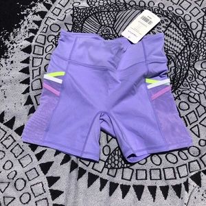 ✨NWT Fabletics Trinity Mid-Rise Pocket Short 5”